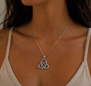 “The Witch's Knot in 925 STERLING SILVER 🤌”                   “El Nudo de la Bruja en PLATA DE LEY 925 🤌✨”